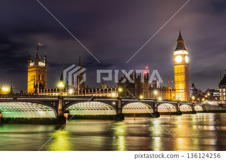 倫敦：夜幕下的泰晤士河和威斯敏斯特宮 136124256