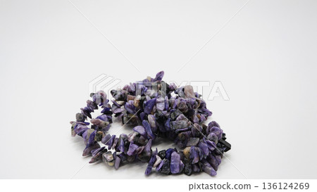 紫龍晶碎片微距攝影白色背景 紫龍晶碎片微距攝影白色背景 136124269