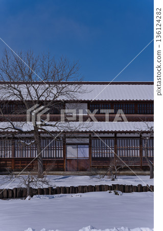 會津藩學校的雪景 136124282