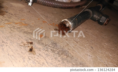 由於老化，水管橫截面顯示出嚴重的內部鏽蝕。 136124284