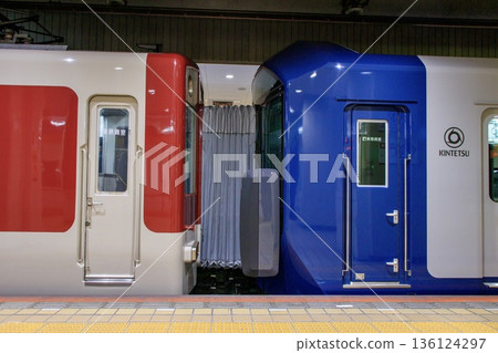 近鐵1A系列車停靠在近鐵名古屋站 136124297