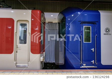 一列由近鐵1A系列電力動車組組成的列車停靠在近鐵名古屋站。 一列由近鐵1A系列電力動車組組成的列車停靠在近鐵名古屋站。 136124298