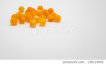 白色背景上的裂痕石英珠微距照片 136124640