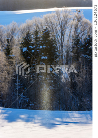 北海道南富良野市的雪原上出現了太陽柱和鑽石粉塵：這是自然現象。 136124672