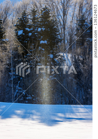 北海道南富良野市的雪原上出現了太陽柱和鑽石粉塵：這是自然現象。 136124673