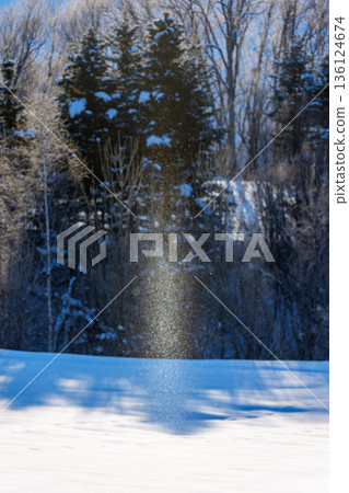 北海道南富良野市的雪原上出現了太陽柱和鑽石粉塵：這是自然現象。 136124674