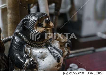 昭和時代復古浣熊擺飾和市區景色 昭和時代復古浣熊擺飾和市區景色 136125059