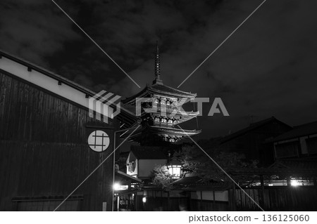 五層寶塔和古老的城市景觀在夜色中熠熠生輝 五層寶塔和古老的城市景觀在夜色中熠熠生輝 136125060