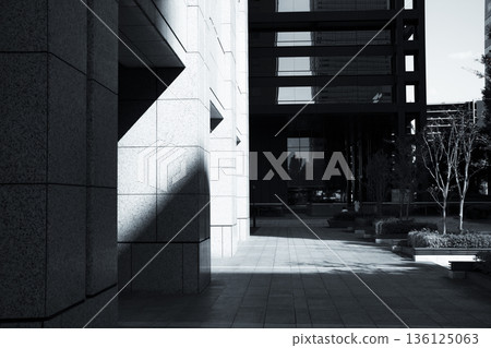 The contrast of light and shadow in urban architecture The contrast of light and shadow in urban architecture 136125063