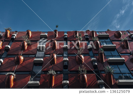 一棟建築的外觀採用綠色設計，在藍天的襯托下格外醒目。 136125079