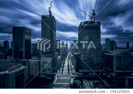 從空中俯瞰一座重建中的城市，可以看到建築起重機和流動的雲朵。 136125081