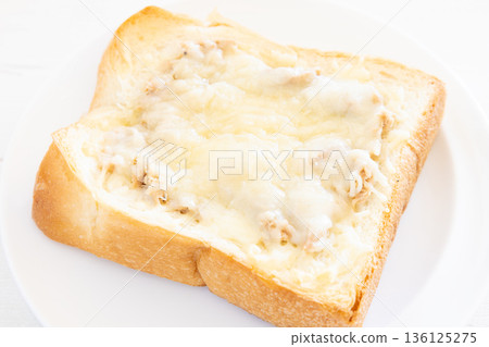 美味的厚切金槍魚起司吐司早餐 美味的厚切金槍魚起司吐司早餐 136125275