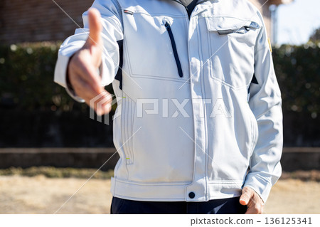 一張男子請求握手的庫存照片 一張男子請求握手的庫存照片 136125341