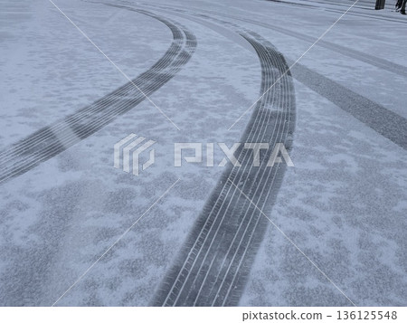 凍結路面 136125548
