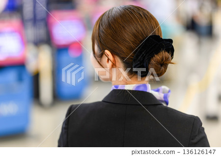 Ground staff wearing chignons ■Photography cooperation: Kansai International Airport (KIX) 136126147