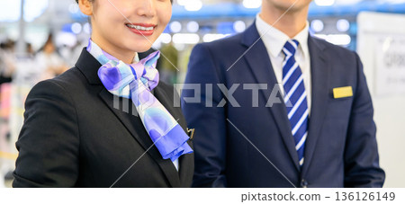 Airport staff serving customers ■Photography cooperation: Kansai International Airport (KIX) Airport staff serving customers ■Photography cooperation: Kansai International Airport (KIX) 136126149