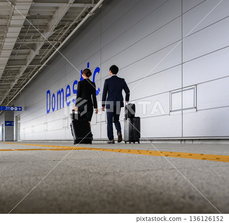 一位商務人士和一位女士乘坐國內航班。照片由關西國際機場（KIX）提供。 136126152