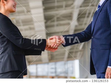商業握手協議 ■拍攝合作:關西國際機場(KIX) 商業握手協議 ■拍攝合作:關西國際機場(KIX) 136126153