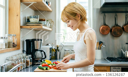 一位笑容燦爛的女士正在烹調時令蔬菜 136126287