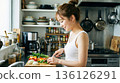 一位女士正在切新鮮多彩的蔬菜，烹飪場景 136126291