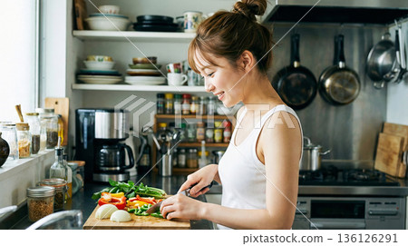 一位女士正在切新鮮多彩的蔬菜，烹飪場景 136126291