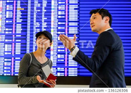 The two confirming information at the airport. ■Photography cooperation: Kansai International Airport (KIX) The two confirming information at the airport. ■Photography cooperation: Kansai International Airport (KIX) 136126306
