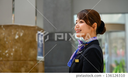 Profile of a female staff member serving customers ■Photography cooperation: Kansai International Airport (KIX) Profile of a female staff member serving customers ■Photography cooperation: Kansai International Airport (KIX) 136126310