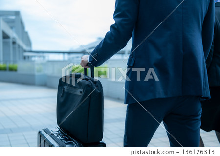 Business trip man suitcase ■Photography cooperation: Kansai International Airport (KIX) Business trip man suitcase ■Photography cooperation: Kansai International Airport (KIX) 136126313