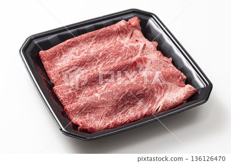 白色背景上的日本黑牛裡肌肉(用於壽喜燒) 白色背景上的日本黑牛裡肌肉(用於壽喜燒) 136126470
