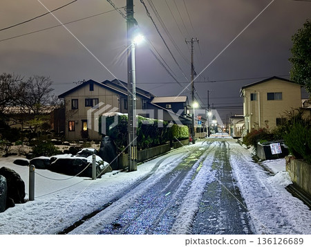 夜幕降臨，雪後居民區的道路 136126689