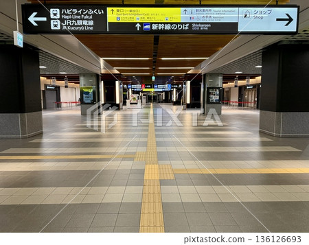 深夜的福井車站內 深夜的福井車站內 136126693