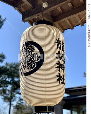 一盞飾有德川蜀葵紋章的聖燈（岡崎城公園（辰城神社）/愛知縣岡崎市） 136126984