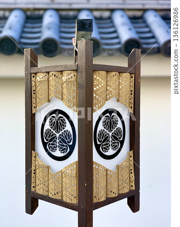 Bamboo lantern with the Tokugawa hollyhock crest (three-leaf hollyhock) (Okazaki Castle Park, Okazaki City, Aichi Prefecture) Bamboo lantern with the Tokugawa hollyhock crest (three-leaf hollyhock) (Okazaki Castle Park, Okazaki City, Aichi Prefecture) 136126986