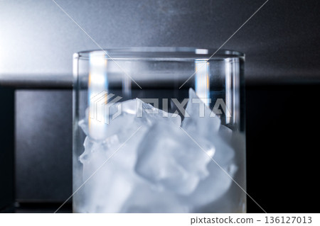 清涼透明冰塊與極簡玻璃杯 清涼透明冰塊與極簡玻璃杯 136127013