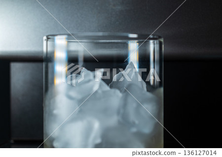 清涼透明冰塊與極簡玻璃杯 清涼透明冰塊與極簡玻璃杯 136127014