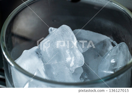 清涼透明冰塊與極簡玻璃杯 清涼透明冰塊與極簡玻璃杯 136127015