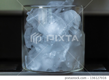 清涼透明冰塊與極簡玻璃杯 136127016