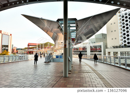 下午時分，小田急線海老名站前的行人平台景色。 136127096