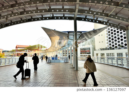 下午時分，小田急線海老名站前的行人平台景色。 136127097