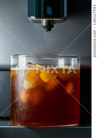 微距視角下的冰咖啡在玻璃杯中與冰塊 微距視角下的冰咖啡在玻璃杯中與冰塊 136127491