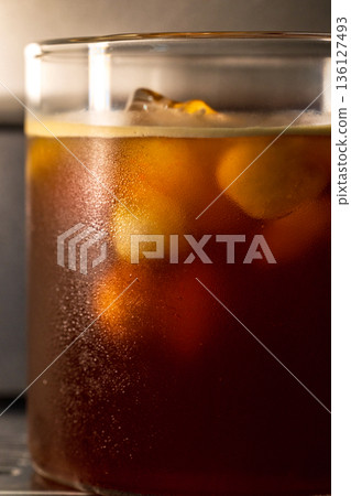 微距視角下的冰咖啡在玻璃杯中與冰塊 136127493