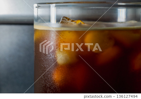 微距視角下的冰咖啡在玻璃杯中與冰塊 微距視角下的冰咖啡在玻璃杯中與冰塊 136127494