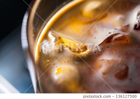 微距視角下的冰咖啡在玻璃杯中與冰塊 微距視角下的冰咖啡在玻璃杯中與冰塊 136127500