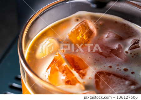 微距視角下的冰咖啡在玻璃杯中與冰塊 136127506