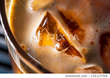 微距視角下的冰咖啡在玻璃杯中與冰塊 微距視角下的冰咖啡在玻璃杯中與冰塊 136127508