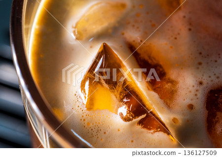 微距視角下的冰咖啡在玻璃杯中與冰塊 微距視角下的冰咖啡在玻璃杯中與冰塊 136127509