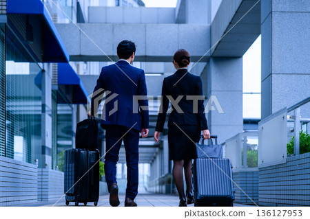 這對夫婦正準備出差 ■攝影合作：關西國際機場（KIX） 136127953