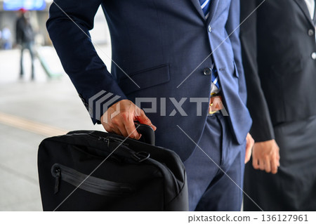 Businessmen's movements and bags ■Photography cooperation: Kansai International Airport (KIX) Businessmen's movements and bags ■Photography cooperation: Kansai International Airport (KIX) 136127961