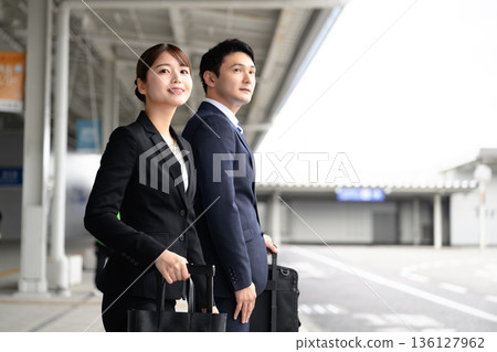 Men and women on business trips waiting at the airport ■ Photo courtesy: Kansai International Airport (KIX) 136127962