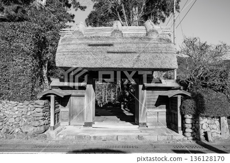 Irikiroku Kayabuki Gate Monochrome 136128170